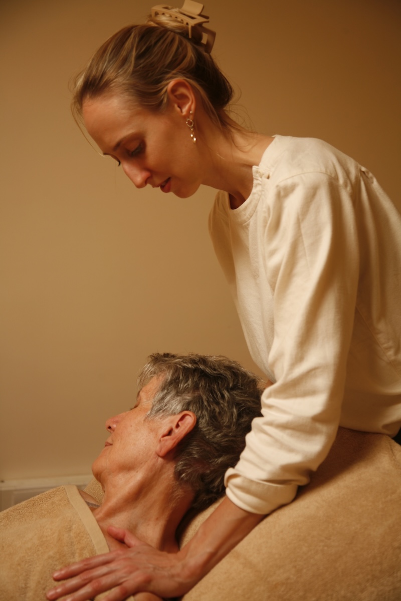 Osteopath treating neck pain folkestone osteopathy Tamsyn Webb Faversham osteopathy